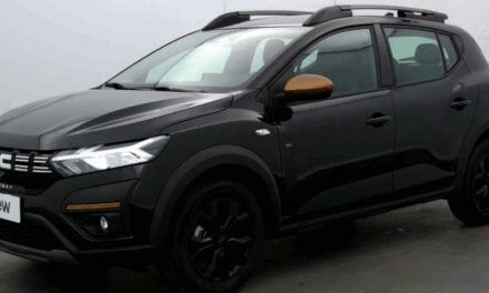 Quand une Dacia Sandero noire devient… l’arme d’une arnaque (et pas une vraie collision) !