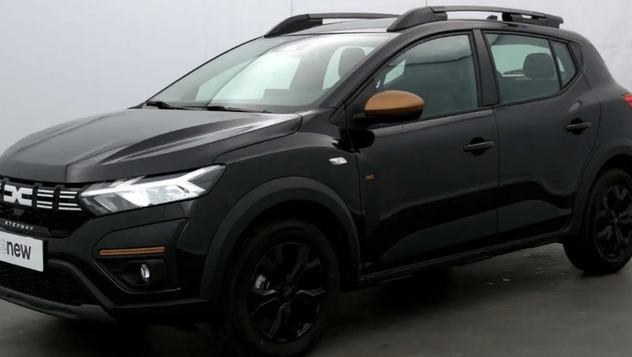 Quand une Dacia Sandero noire devient… l’arme d’une arnaque (et pas une vraie collision) !